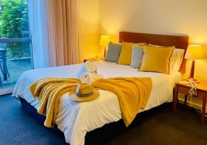 Studio apartment with queen bed in Apollo Quay