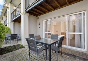 Studio apartment with queen bed in Apollo Quay