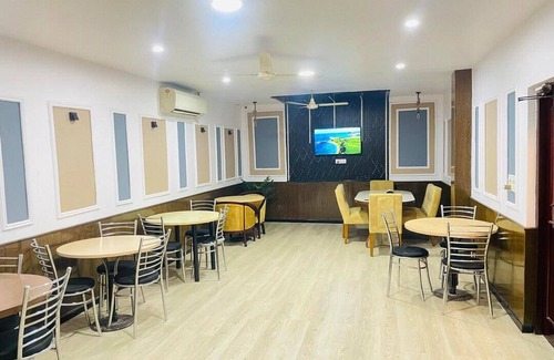 Hazratganj Hotel | 120 m² Hotel ∙ 2 guests