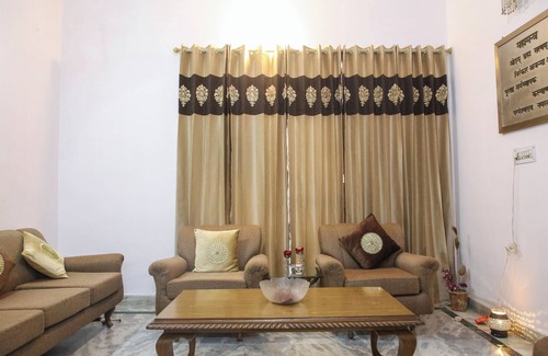 Taj Ganj House | Aradhana's Home Stay