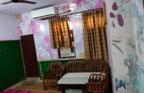 Taj Ganj Hostel | Hotel Raj Bed And Breakfast Near Tajmahal