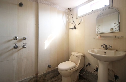 Meerut Hotel | OYO 7147 Hotel Madhur Regency