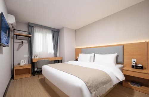 Tianya District Hotel | 三亚观海楼酒店（三亚湾椰梦长廊店）