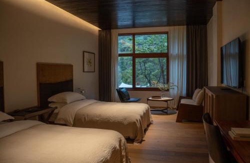 Nujiang Lisu Hotel | 丙中洛既下山雾里营地