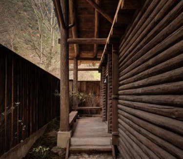 Nujiang Lisu Hotel | 丙中洛既下山雾里营地