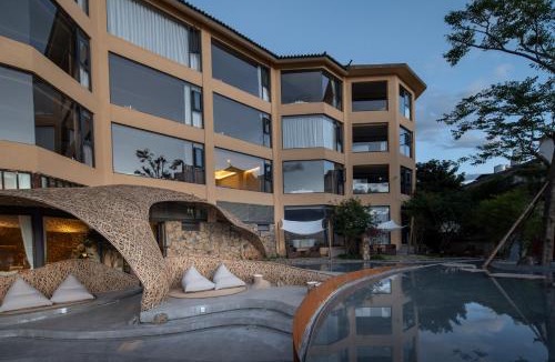 Gucheng District House | 丽江云渡雪山湖景民宿 VENTO Sunlit Golden Peak Lake View Vacation Hotel