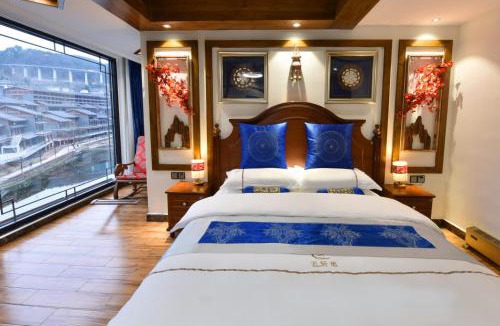 Fenghuang Hotel | 云轩居江景民宿