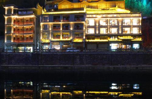 Fenghuang Hotel | 云轩居江景民宿