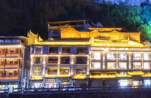 Fenghuang Hotel | 云轩居江景民宿