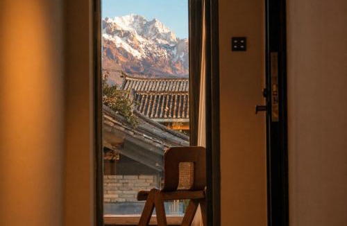 Baisha Old Town House | 卷野白卷 Wild White Hotel 日照金山花园美宿 白沙古镇店