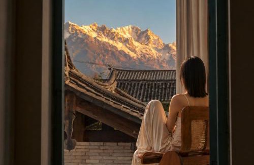 Baisha Old Town House | 卷野白卷 Wild White Hotel 日照金山花园美宿 白沙古镇店