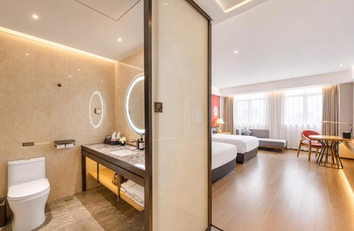 Wuchuan Hotel | 吴川海港大道金沙广场怡程酒店