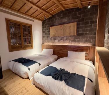 Yi County House | 宏村卧溪谷民宿
