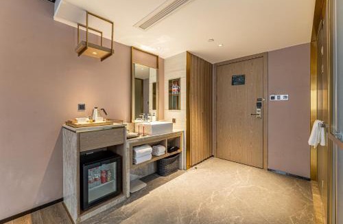 Long Hua Hotel | 宜尚Plus酒店海口友谊阳光城国贸中心店