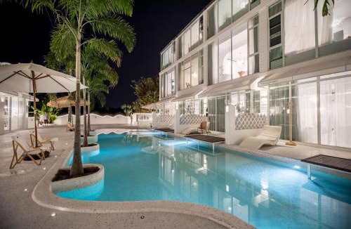 Pudong Hotel | 屿见设计师酒店二店Yujian designer Hotel Shanghai Shanghai International Tourism Resort BranchFree shuttle to Disneyland outdoor infinity pool freshly ground coffee laundry service massage chairs sun loungers beautiful courtyard inside rooms