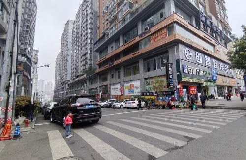 Honghuagang District Apartment | 市中心2室1厅全景落地窗房全屋空调免费停车