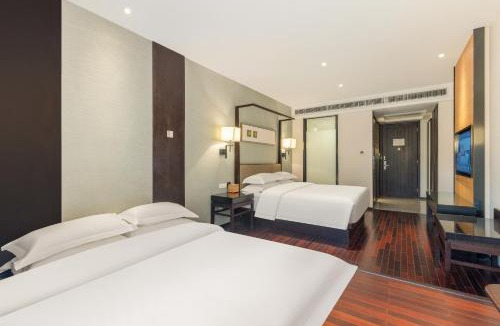 Chengzhong District Hotel | 柳州万象城窑埠古镇怡程酒店