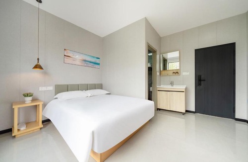 Pudong Hotel | 栖云居酒店 上海浦东机场店Shanghai Qiyunju Hotel - 24-hour free airport pick-up and drop-off Airport, 24-hour professional butler service, spacious room layout with great sense of space, relaxing spa massage service