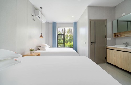 Pudong Hotel | 栖云居酒店 上海浦东机场店Shanghai Qiyunju Hotel - 24-hour free airport pick-up and drop-off Airport, 24-hour professional butler service, spacious room layout with great sense of space, relaxing spa massage service