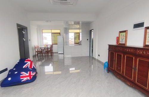 Baoting Li and Miao Autonomous County Apartment | 椰风山景居