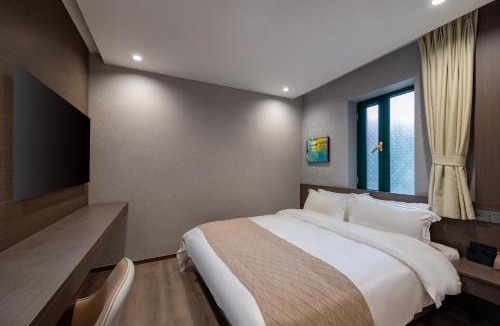 Zhanqiao Hotel | 沃德观云里酒店青岛栈桥中山路站