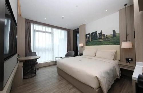 Longhua District Hotel | 深圳观澜长湖地铁站亚朵酒店