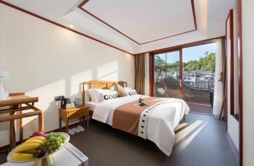 Fenghuang Bed & Breakfast | 溪桥夜语江景民宿
