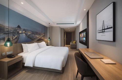 Longhu Qu Hotel | 田园亚轻珠江路美食街汕头站店