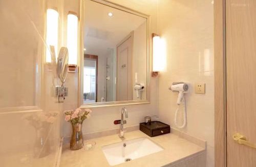Jiangxia District Hotel | 维也纳国际酒店 武汉庙山理工学院店