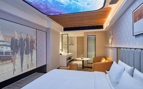 Yueyanglou District Hotel | 美宿欢漫酒店南湖风景区店