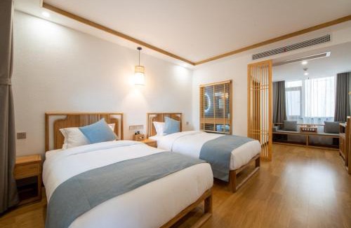 Chizhou Hotel | 花筑九华山常品山居民宿肉身宝殿店