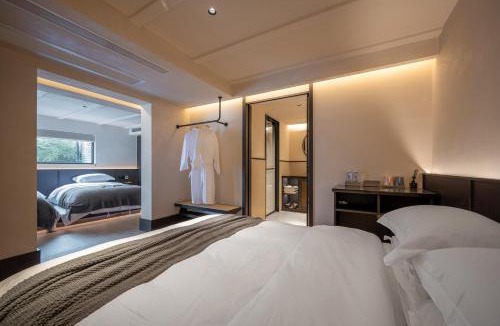 Chizhou Hotel | 花筑九华山归野慢山民宿肉身宝殿店
