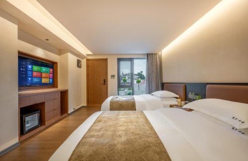 Chizhou Hotel | 花筑九华山漫月云山民宿肉身宝殿店