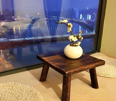 Yuzhong Apartment | 重庆两江云之上江景民宿意