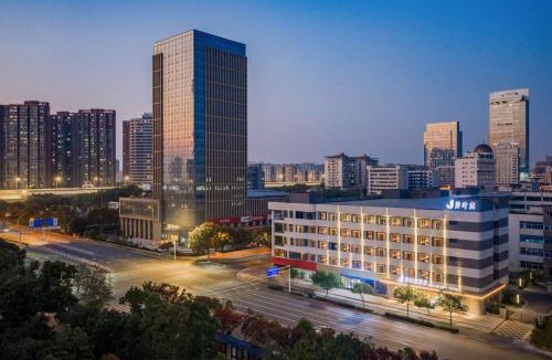 Caidian District Hotel | 静叶庭酒店武汉体育中心店