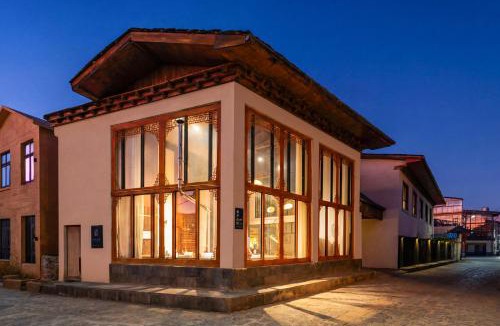 Shangri-La House | 香格里拉饮月山居
