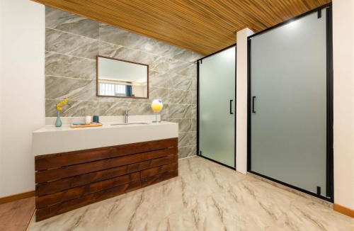 Shangri-La House | 香格里拉饮月山居