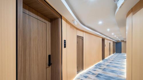 Xinzhou District Hotel | 香海润达铂金大酒店万达广场Xianghai Runda Platinum Hotel