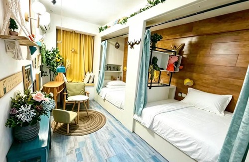 Pudong Hotel | 马蒂斯酒店 上海浦东机场店 Matisse American Graffiti Style Hotel Shanghai & Free Airport Pick-up & Drop-off 24 &7 Service500 meters straight from Airport beautiful courtyard laundry service