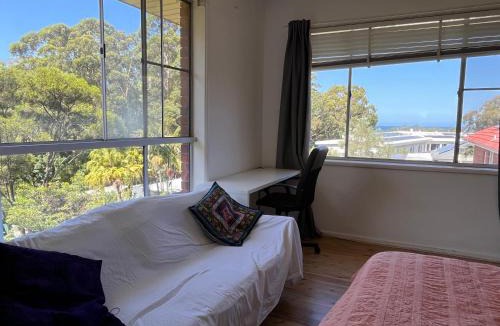 Bulli Apartment | 1 Bedroom Flat with Private Kitchen & Ensuite