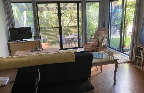 Mona Vale House | 1 bedroom guest house with a lovely living space inside and out!