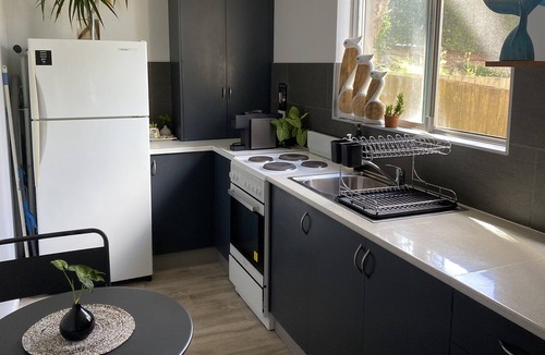 Mona Vale House | 1 bedroom guest house with a lovely living space inside and out!