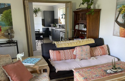 Mona Vale House | 1 bedroom guest house with a lovely living space inside and out!