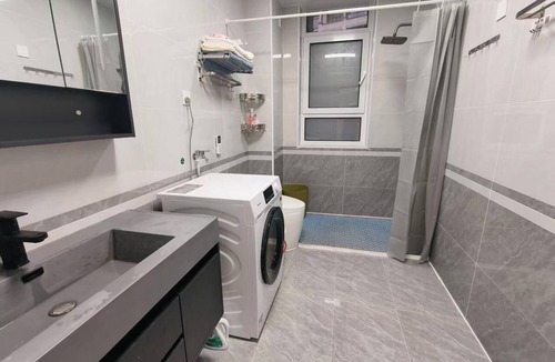 Jinzhou District Apartment | 10min Walk to Jinshitan Beach! Split-Level Retreat w/Sauna & Massage Chair