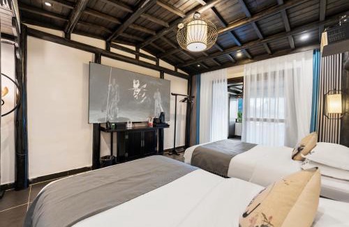 Xiangxi Hotel | 12C River View Homestay Overlooks the Panoramic Light Show of Furong Town