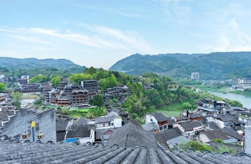 Xiangxi Hotel | 12C River View Homestay Overlooks the Panoramic Light Show of Furong Town