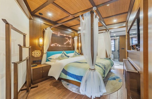 Xiangxi Hotel | 12C Waterfall Stay Furong Main Falls