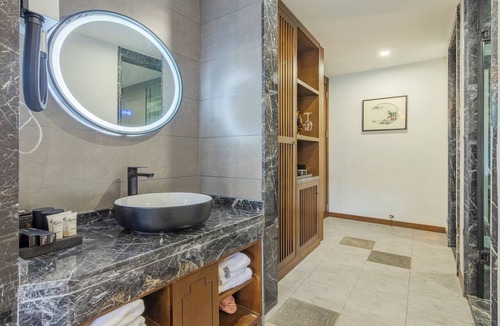 Xiangxi Hotel | 12C Waterfall Stay Furong Main Falls