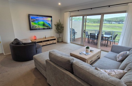 Normanville House | 19th Hole - Tee off & unwind in style at Lady Bay