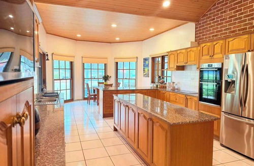 Worrigee House | 1BR Near Bus Stop with Pool & Farm Views